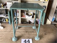 Drop sides table on wheels - drop down lever to