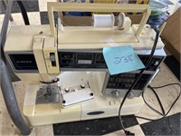 SINGER SEWING MACHINE / NOT TESTED AS IS