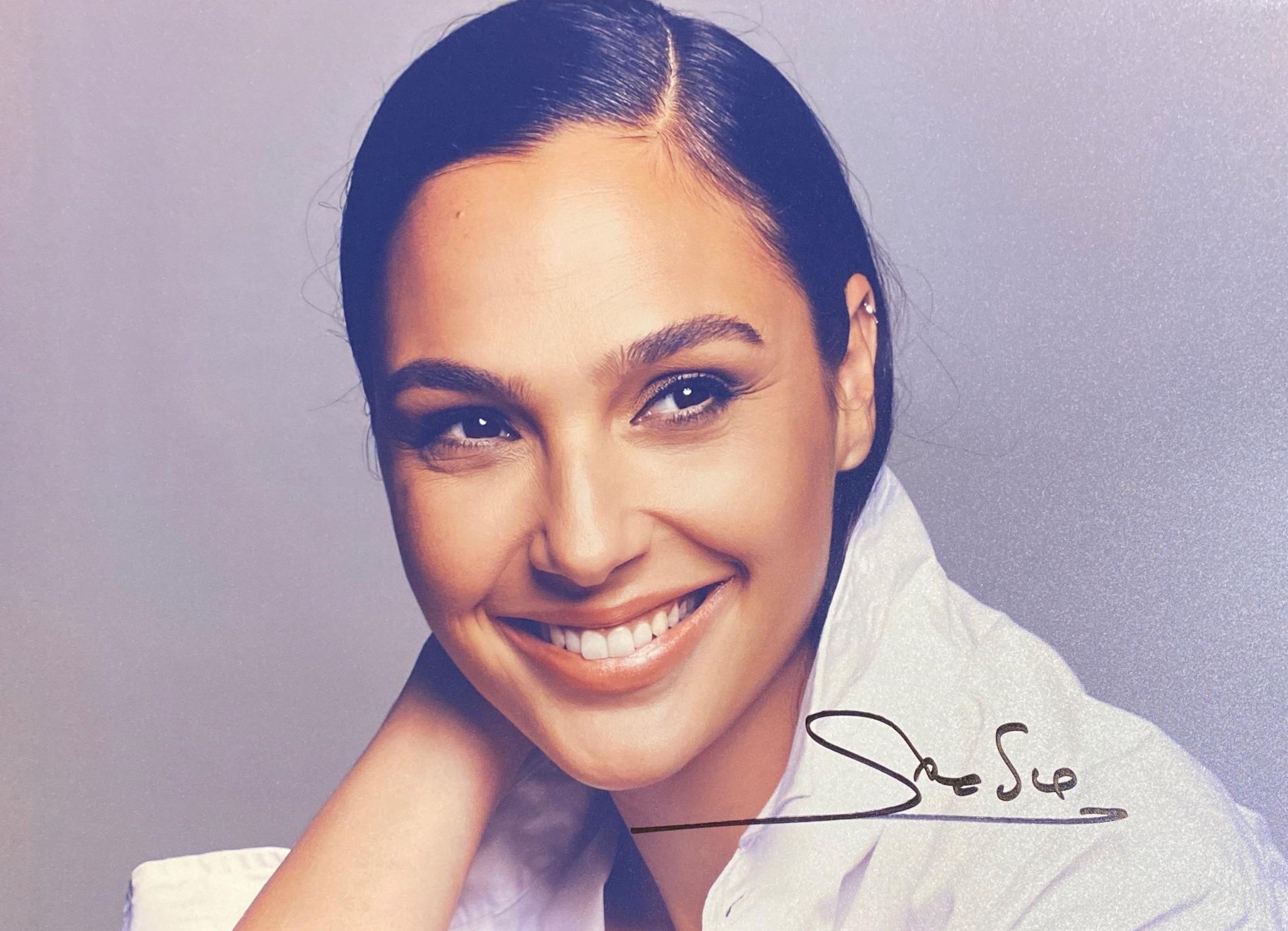 Autograph  
Gal Gadot Photo