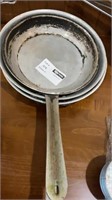 1 Lot - 3 Piece Metal Pans of different sizes.