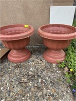 2 flower pots