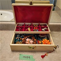 M139 Vintage jewelry box w costume jewelry