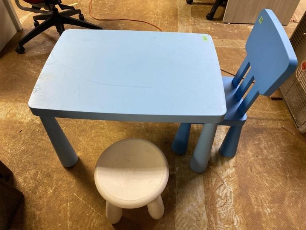 Children’s plastic table/ chair & stool