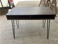Table with4 metal legs