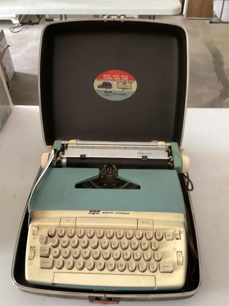 Smith corona type writer with case