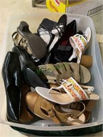 Tote lot of ladies shoes - sandals, approximately