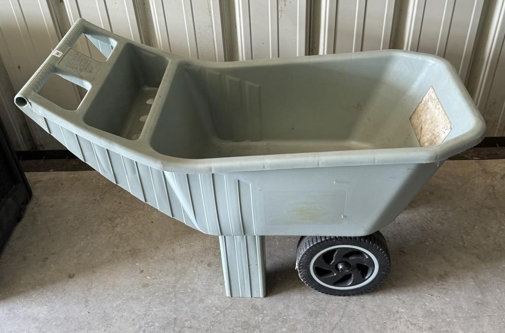 PLASTIC GARDEN WHEELBARROW