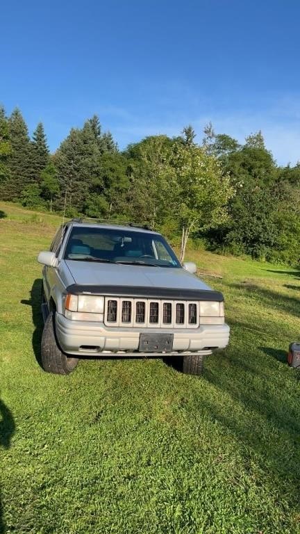 A 1997 JEEP CHEROKEE LIMITED EDITION GAS, V8,