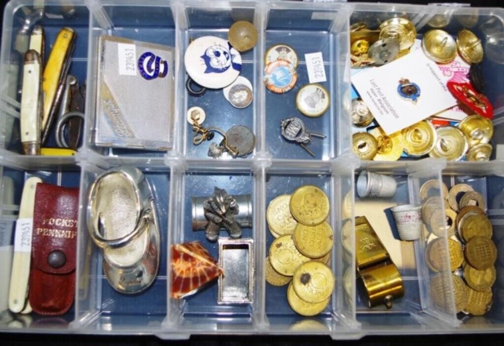Tray of military buttons, pocket knives, tokens