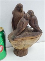 Vieille statue d'oiseau en bois