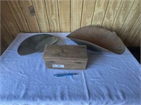 (3 PCS) 2 METAL SCALE PANS & WOODEN BOX