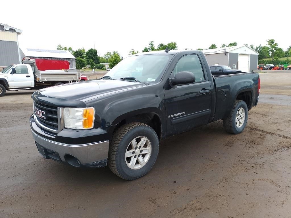 2007 GMC Sierra SLE Pick Up Truck