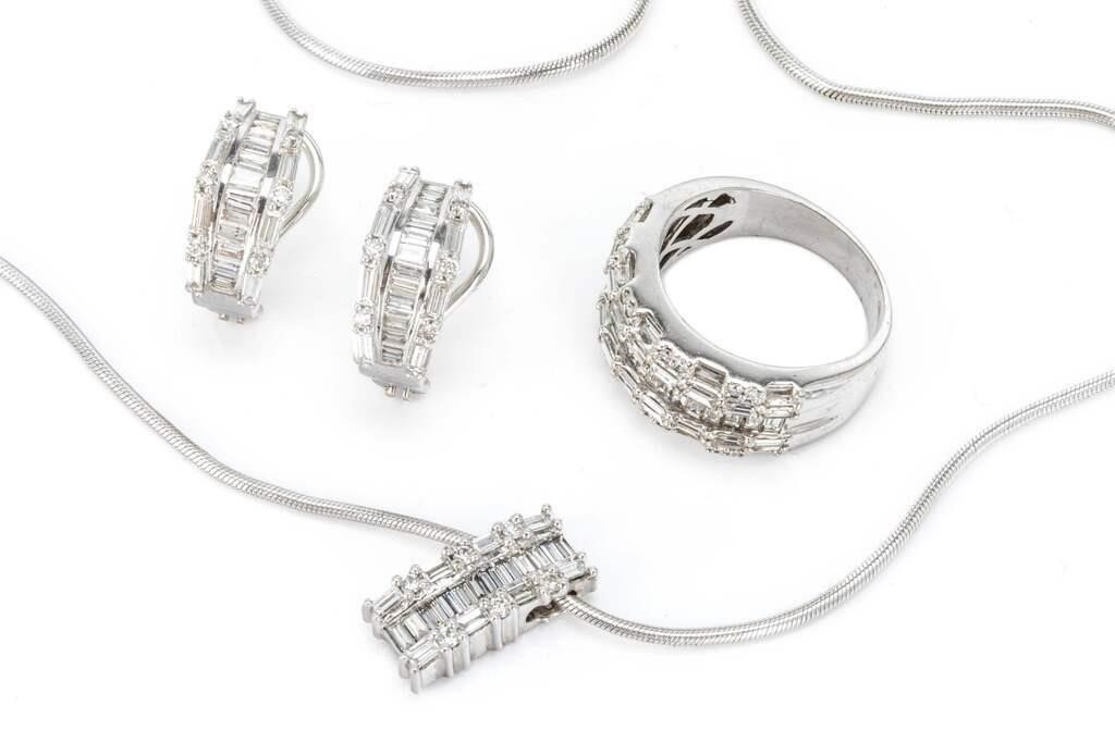 18K WHITE GOLD AND DIAMOND JEWELLERY SUITE, 29g