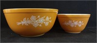 2 vintage Pyrex bowls