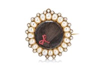 ANTIQUE GOLD AND SEEDPEARL MEMORIAL BROOCH, 6.3g