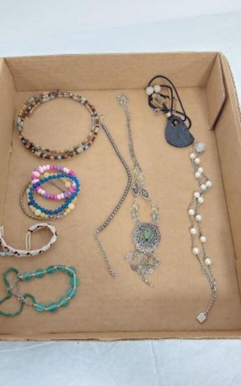 NECKLACE AND BRACLET LOT