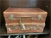 PAIR OF VINTAGE SUITCASES, 24 IN X 14 IN X 7 IN AN