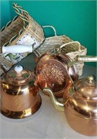 2 teapots, 1 wall plaque, 2 baskets