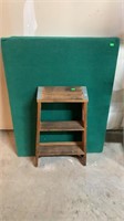 Wooden Short Ladder and Trifold Green Push Pin