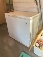 GE Chest Freezer - Free Standing   untested