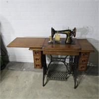 Antique singer sewing machine w/cast iron base.
