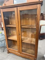 VINTAGE TWO DOOR OAK BOOKCASE OR CHINA CABINET WIT