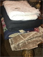 (4) Blankets & Throws
