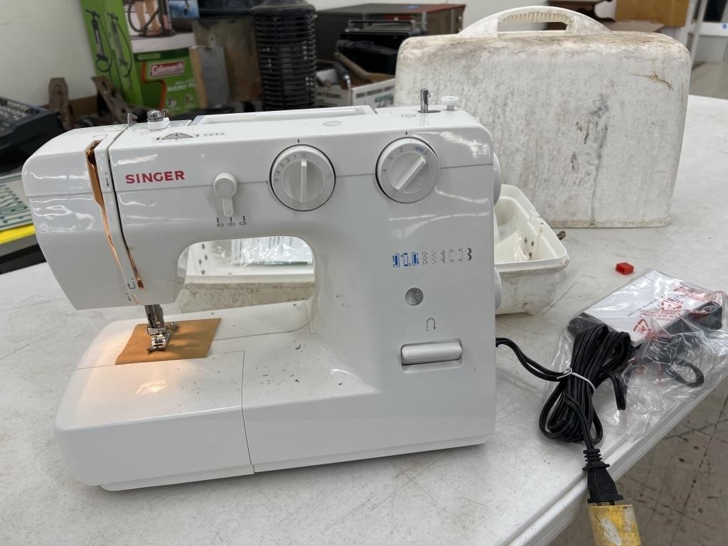 Singer Sewing Machine (works)