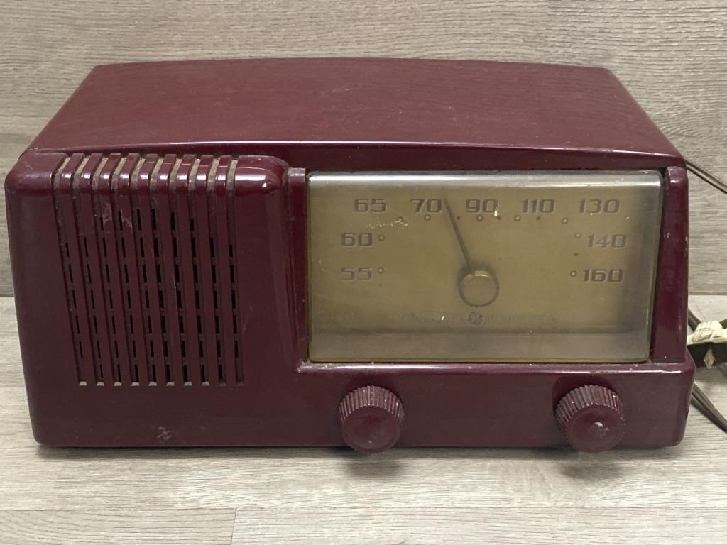 GE Model 125 Radio Bakelite Case In Good