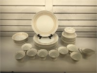 Amcrest gold concerto china dish set