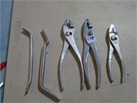 3 Pliers / Tire wrenches