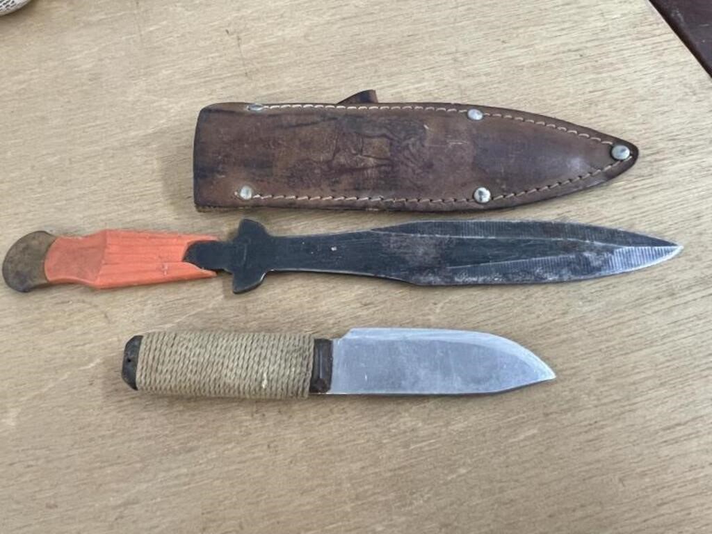 2 knives and pouch