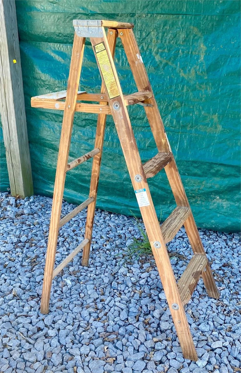 5 ft Wood ladder