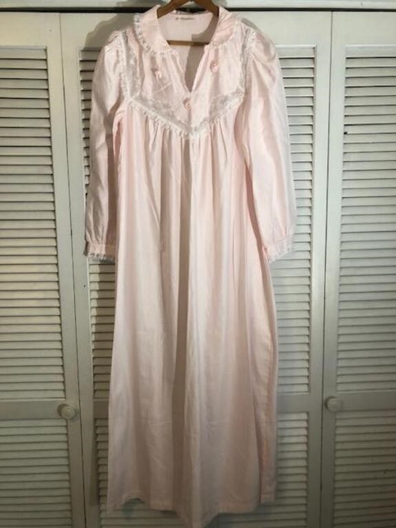 VINTAGE NIGHTGOWNS, HOUSECOATS, SLIPS & MORE - ENDS 5/5/2024