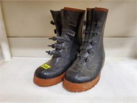 Rubber boots
Men's size 11