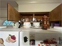 LOT OF DECOR, CUPS AND SALT AND PEPPER GRINDERS