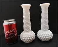 2 vases en milk glass hobnail, E. O. Brody