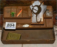 Great old tackle box with unusual scale!