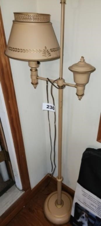 VTG. METAL ADJUSTABLE FLOOR LAMP W/ COUNTERWEIGHT