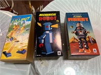 3 Tin Robots