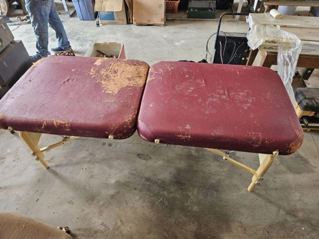 Fitmaster Massage Table (Vinyl is Very Brittle)