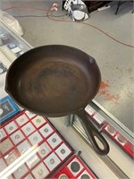 VINTAGE #8 CAST IRON SKILLET