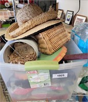 TOTE OF BASKETS AND DECOR