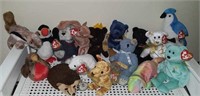 Beanie Babies - 16 in this lot, squirrels, bears,