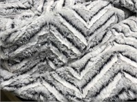 ULN - Plush Faux Fur Throw Blanket