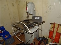 Bird meat-cutting band saw