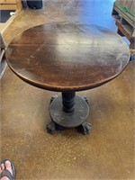 Antique Claw Foot Round Parlor Table NO SHIPPING)