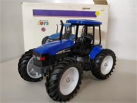 New Holland TV145 tractor 1/16