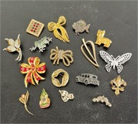 Assorted vintage brooches
