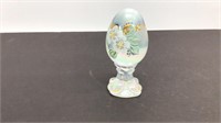 Fenton egg, hand painted. No label .